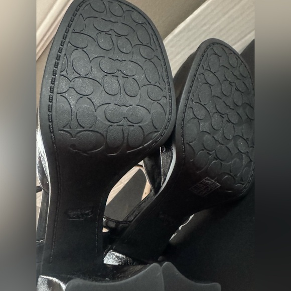 $195 Coach Tea Rose glazed black leather platform pumps size 6 - Picture 5 of 6